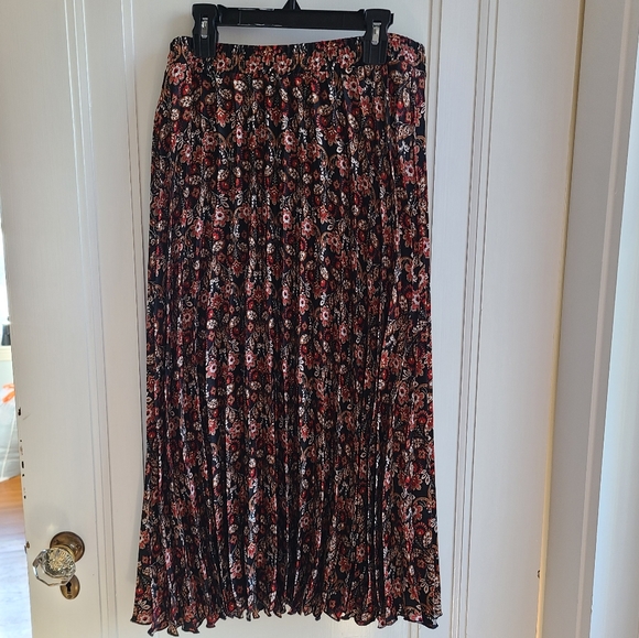 Max Studio Women's skirt - Picture 2 of 14